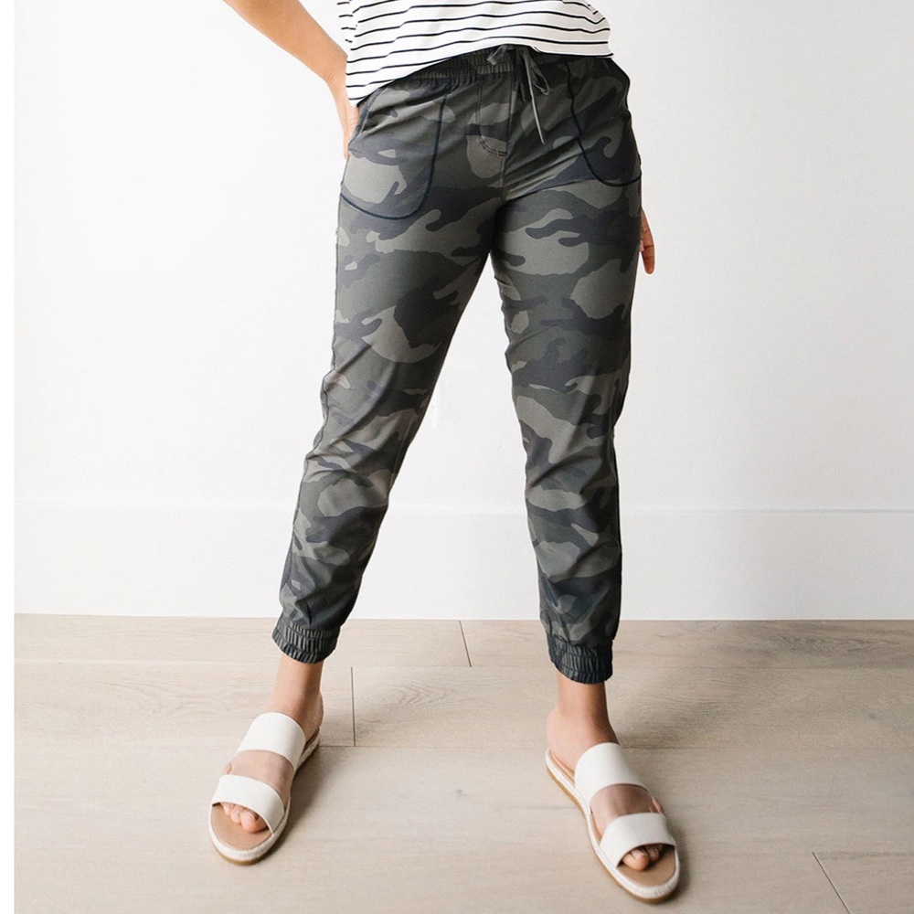 ALBION CAMO DESTINATION JOGGERS, CAMO PRINT DRAWSTRING WAIST, SIZE SMALL